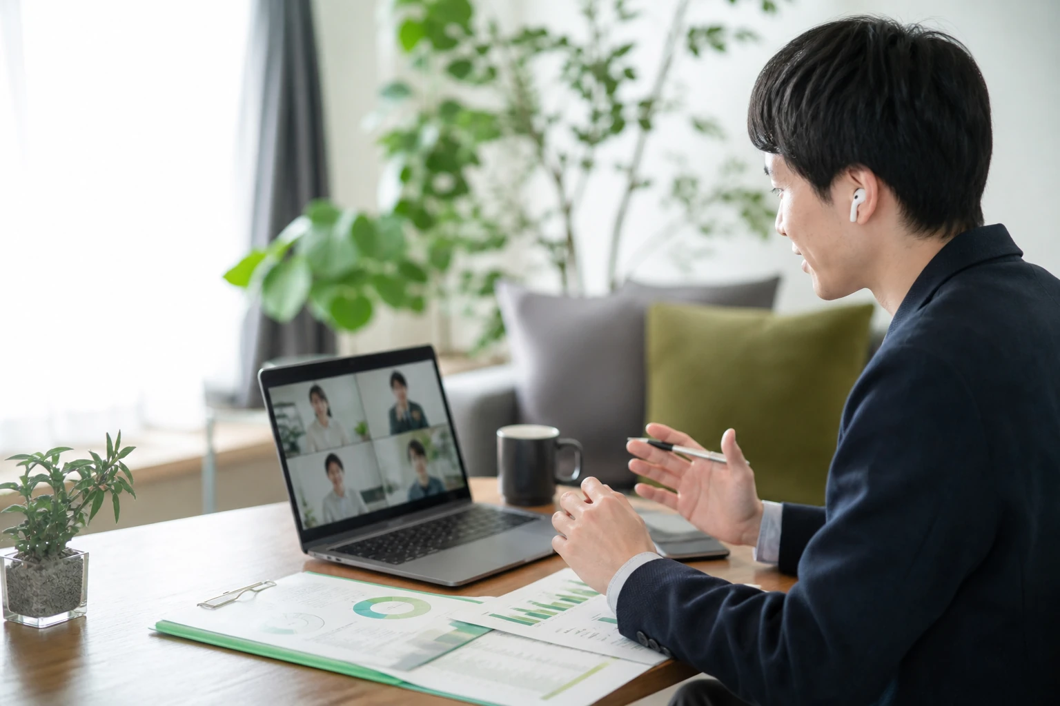 オンラインで仕事について相談する様子