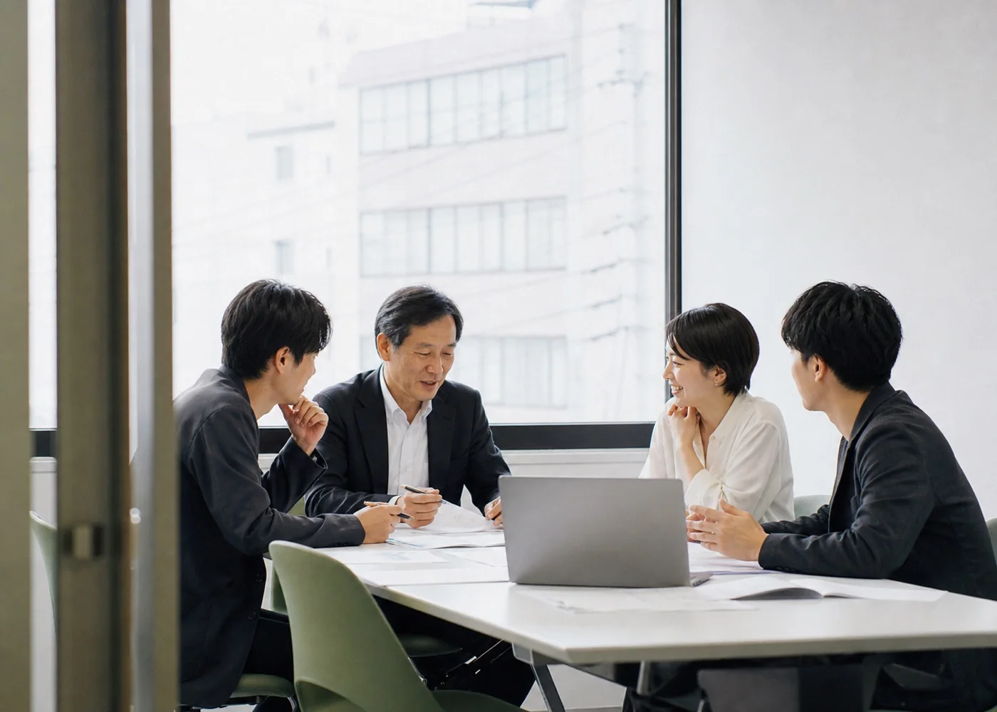 業務改善についてチームで話し合う様子